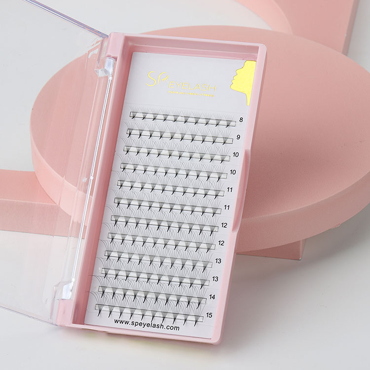 Klasikiniai VS tūrio blakstienų plėtiniai - kuris stilius jums yra geriausias?